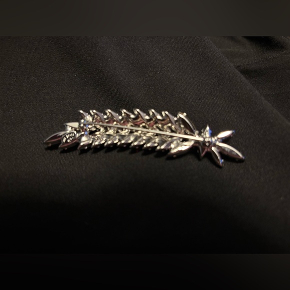 Elegant Vintage Weiss Rhinestone Brooch
3 1/2”
Gorgeous
$20 - Picture 2 of 2